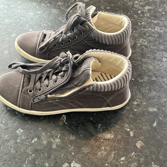 Taos women’s shoes - Picture 1 of 7